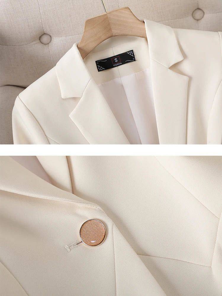 Detalhe do botão dourado texturizado no blazer feminino de alfaiataria off-white