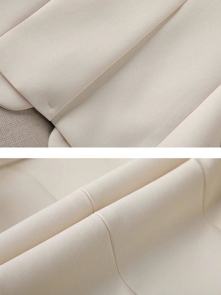 Detalhe do tecido e acabamento de alfaiataria do blazer Royalty off white