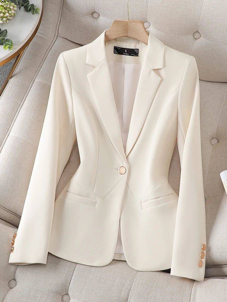 Blazer feminino off-white alfaiataria com modelagem acinturada e acabamento sofisticado