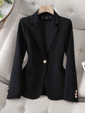 Blazer feminino alfaiataria preto com botão dourado e modelagem acinturada