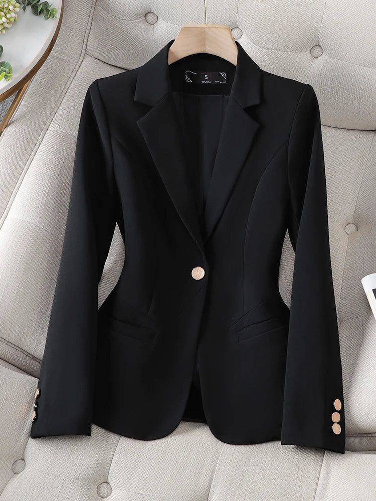 Blazer feminino alfaiataria preto com botão dourado e modelagem acinturada