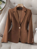 Blazer feminino alfaiataria na cor terracota, caimento reto e botão central
