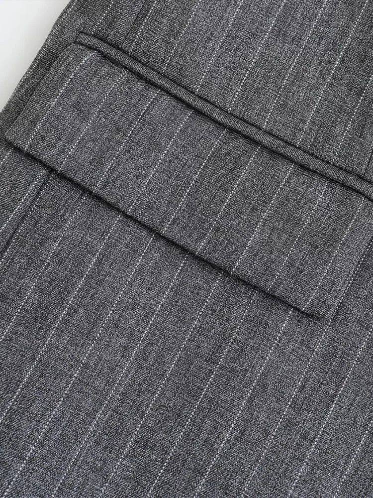 Close do bolso com lapela do Blazer Feminino Alfaiataria Supreme Grace em tecido risca de giz