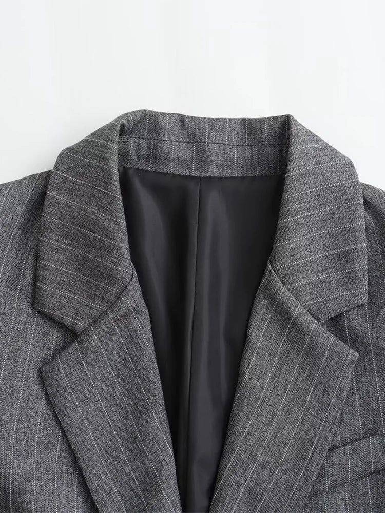 Detalhe da gola clássica do Blazer Feminino Alfaiataria Supreme Grace com forro interno preto