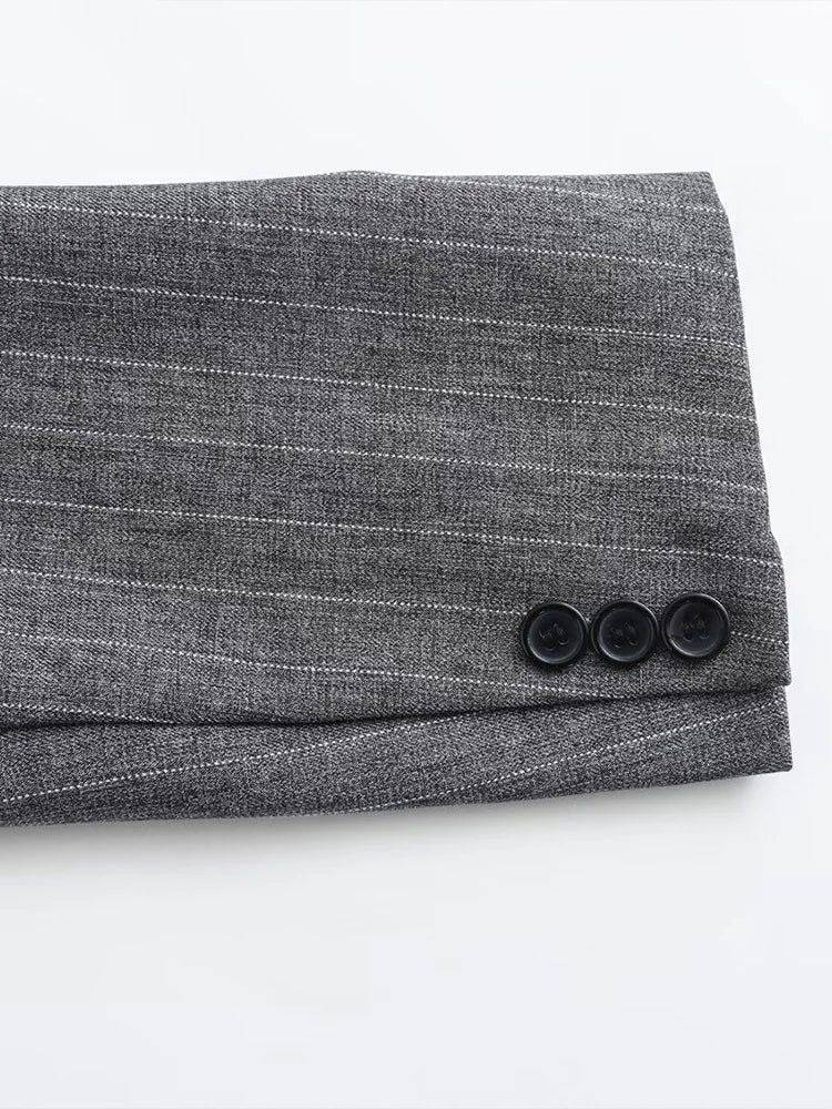 Detalhe dos botões na manga do Blazer Feminino Alfaiataria Supreme Grace cinza escuro