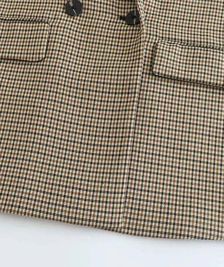 Botões frontais do blazer feminino Urban Grace com padrão xadrez em foco e bolsos com aba