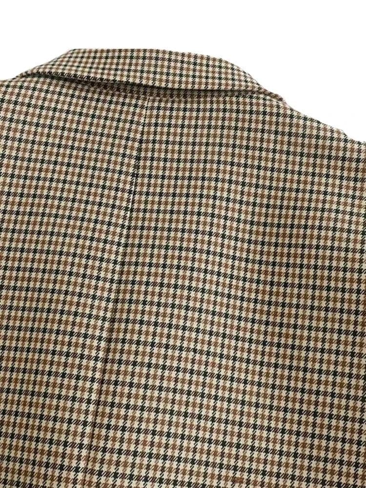 Detalhe da parte traseira do blazer Urban Grace mostrando textura e padronagem xadrez clássica