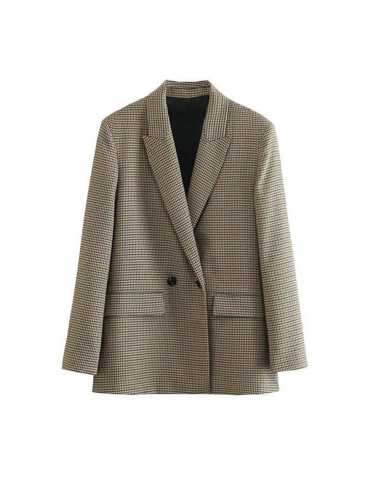 Blazer feminino alfaiataria xadrez marrom Urban Grace visto de frente com lapela clássica e abotoamento duplo