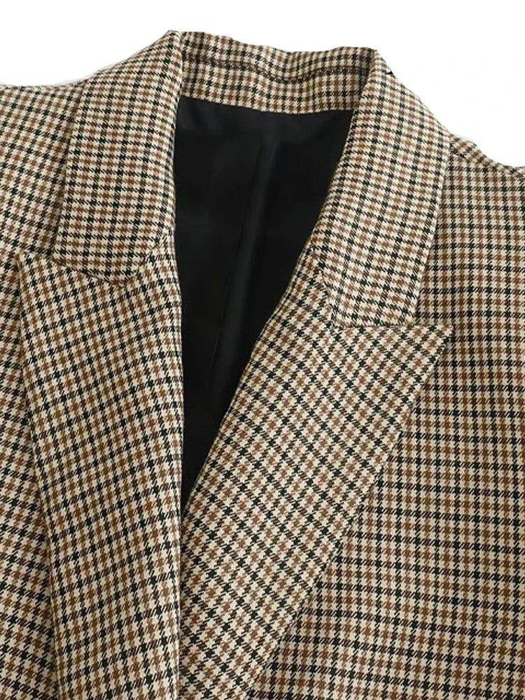 Detalhe da gola do blazer Urban Grace destacando o padrão xadrez e acabamento de alfaiataria refinado