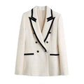 Close-up do blazer branco em tecido xadrez com lapela preta, ideal para produções formais e sofisticadas.
