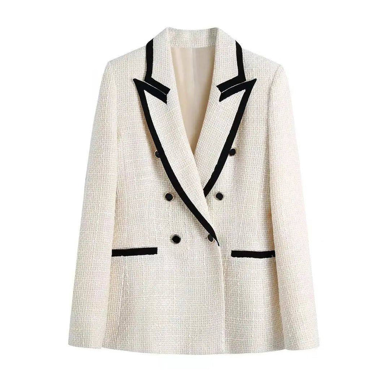 Close-up do blazer branco em tecido xadrez com lapela preta, ideal para produções formais e sofisticadas.
