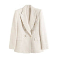 Blazer feminino de alfaiataria em xadrez cor creme com botões dourados, visto de frente.