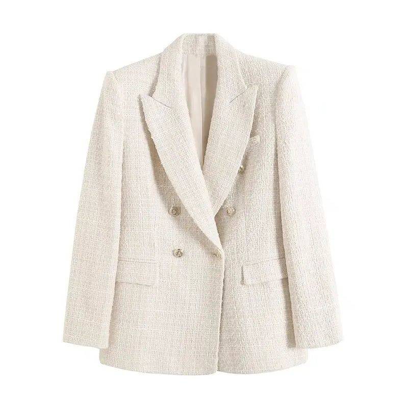 Blazer feminino de alfaiataria em xadrez cor creme com botões dourados, visto de frente.