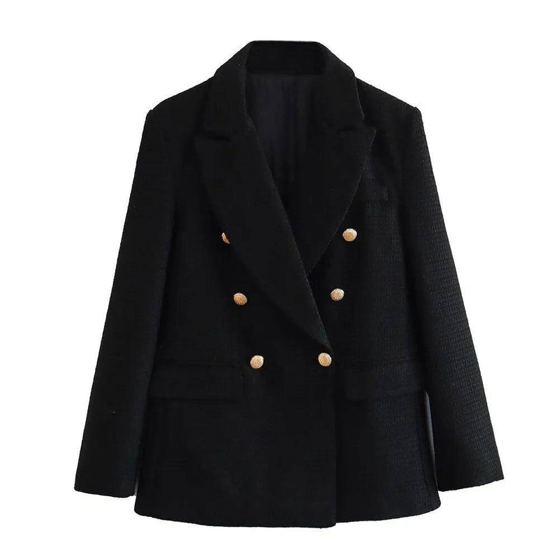 Blazer preto feminino de tecido xadrez com modelagem estruturada e fechamento frontal duplo.