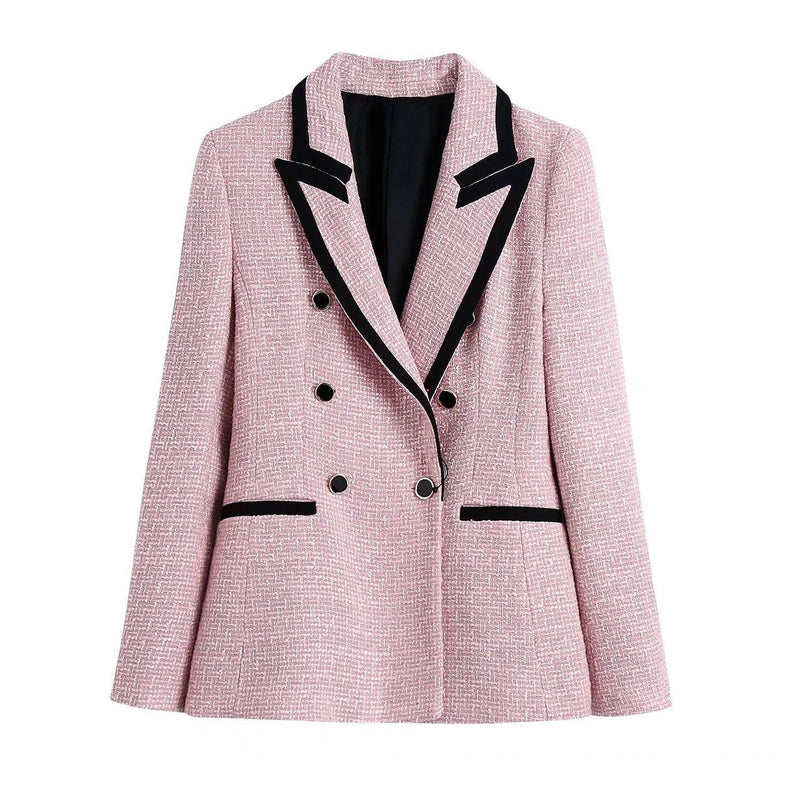 Close-up do blazer rosa com detalhe em preto, evidenciando acabamento premium e botões duplos.