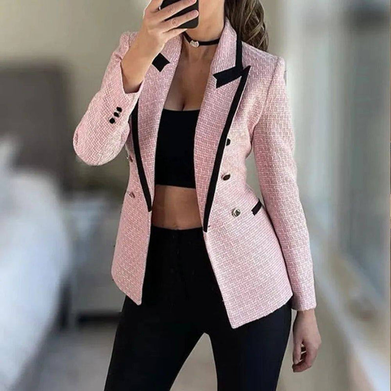 Mulher usando blazer rosa em tecido xadrez com detalhe preto, combinando com top preto e calça justa.