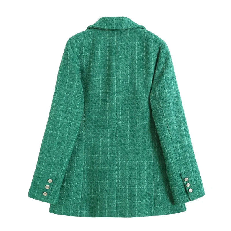 Parte traseira do blazer feminino verde em tecido xadrez, com detalhe de botões nas mangas.