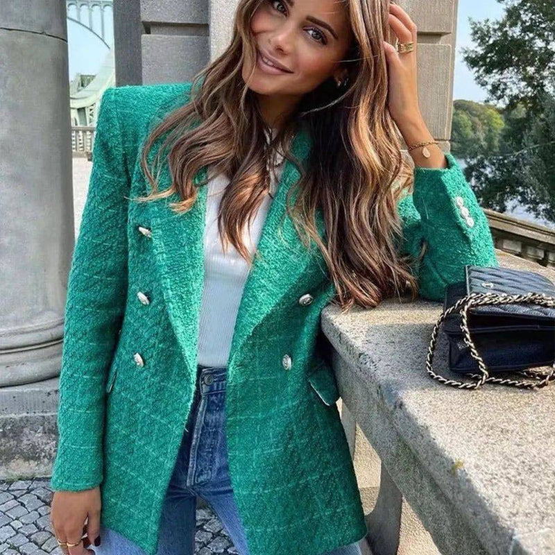 Blazer feminino de alfaiataria verde em tecido xadrez com botões duplos, ideal para looks elegantes.