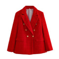 Blazer feminino de alfaiataria xadrez vermelho com lapela clássica e seis botões dourados.