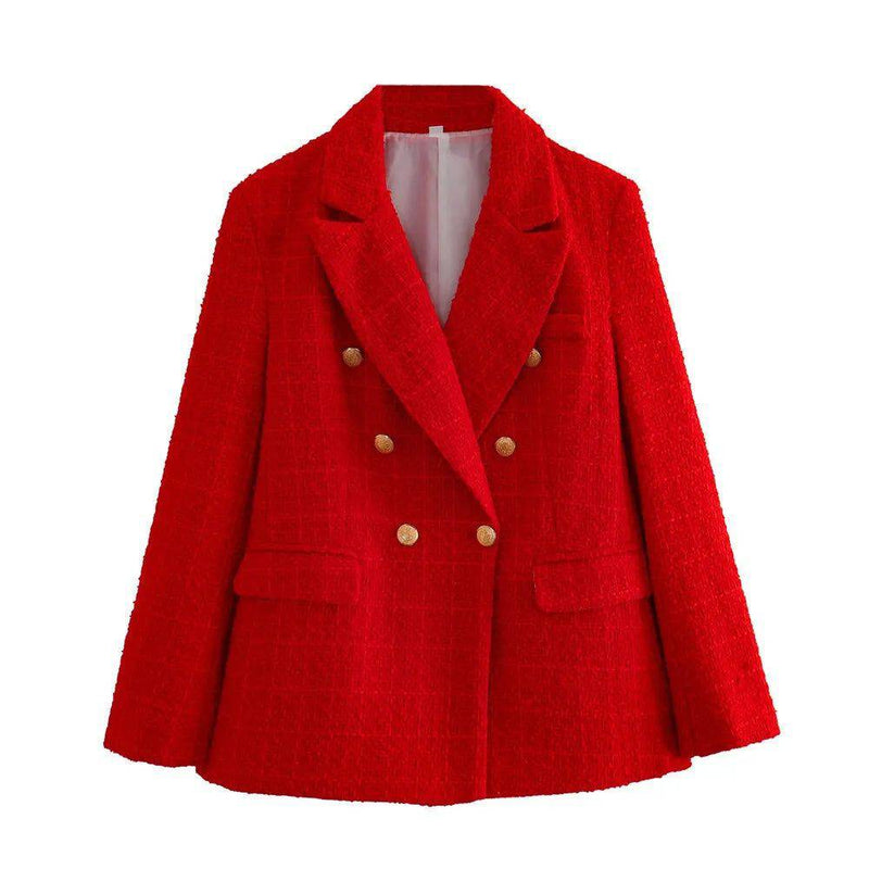 Blazer feminino de alfaiataria xadrez vermelho com lapela clássica e seis botões dourados.