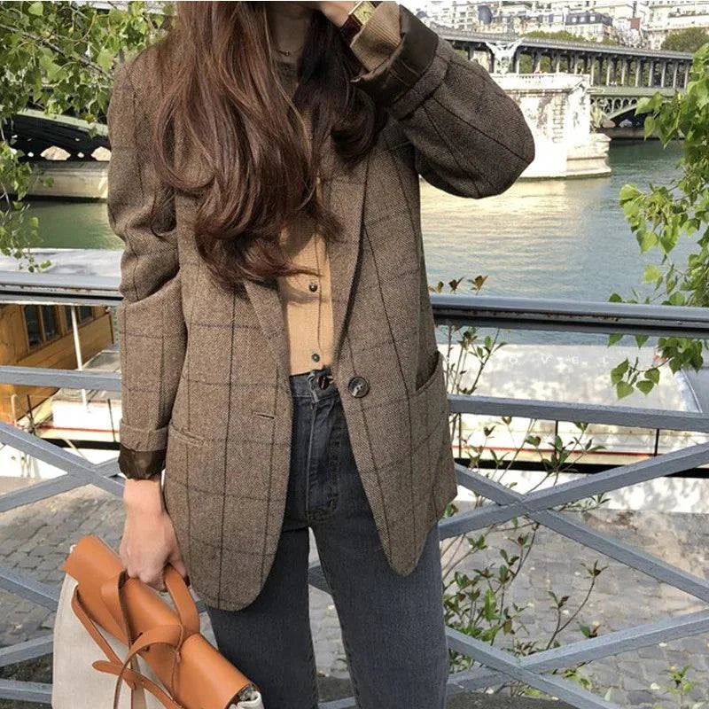 Detalhe da costura e textura do blazer feminino casual em estampa xadrez marrom
