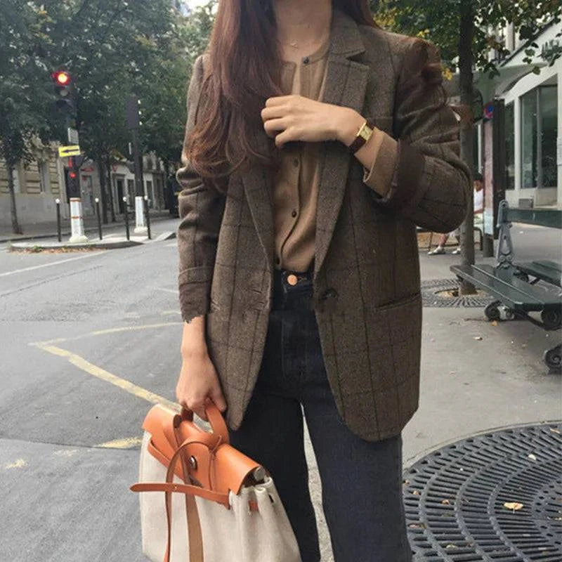Visual completo do blazer feminino casual com bolso e botão único, em ambiente urbano