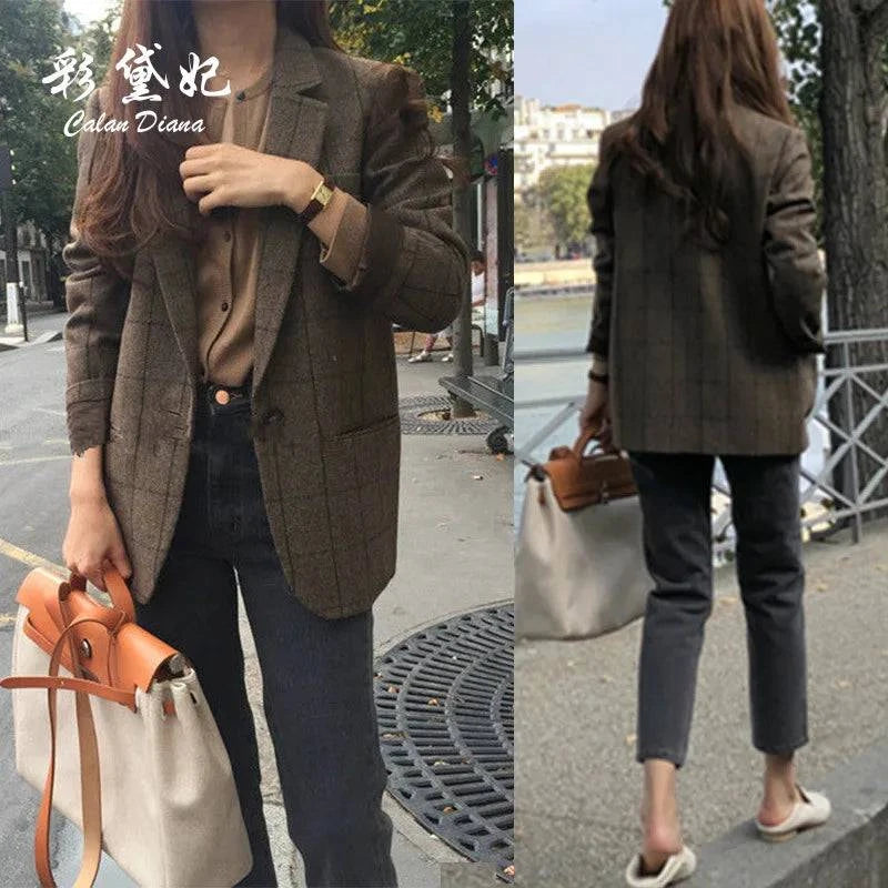 Blazer feminino casual marrom com calça jeans em passeio urbano à beira do rio