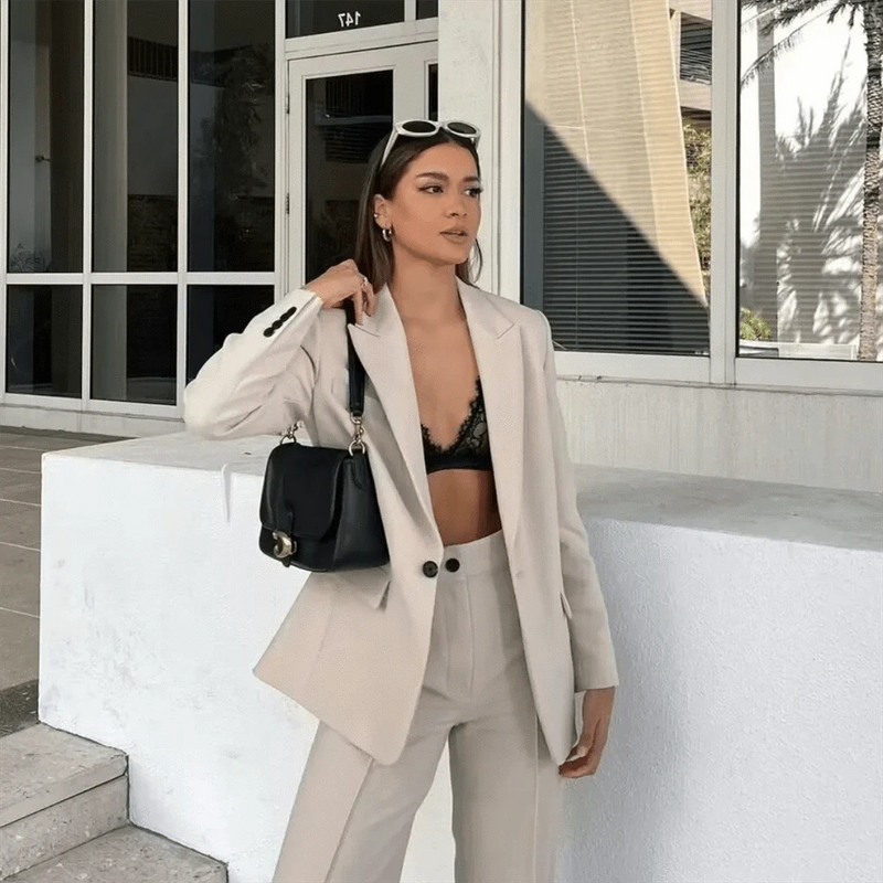 Blazer feminino Casual Suits bege usado com conjunto social sofisticado