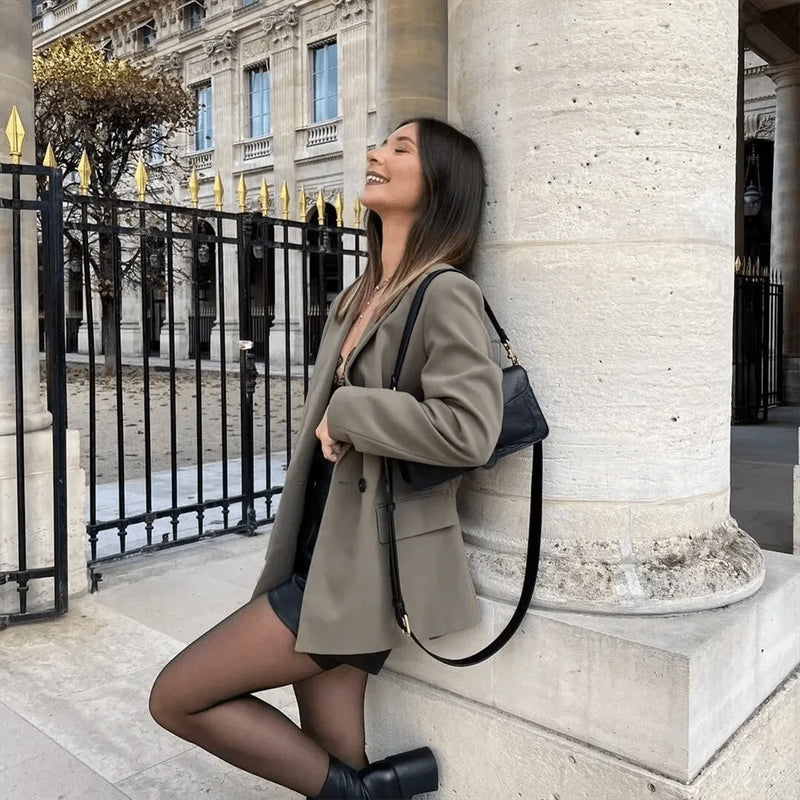 Mulher usando blazer feminino khaki Casual Suits elegante encostada na coluna