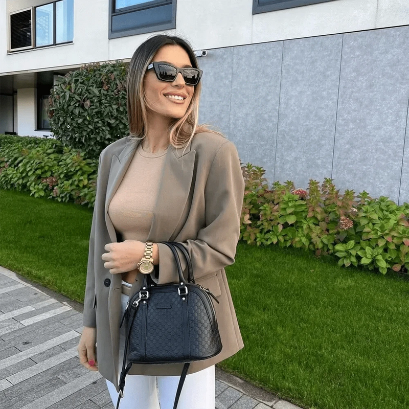 Blazer feminino Casual Suits khaki combinado com look casual elegante