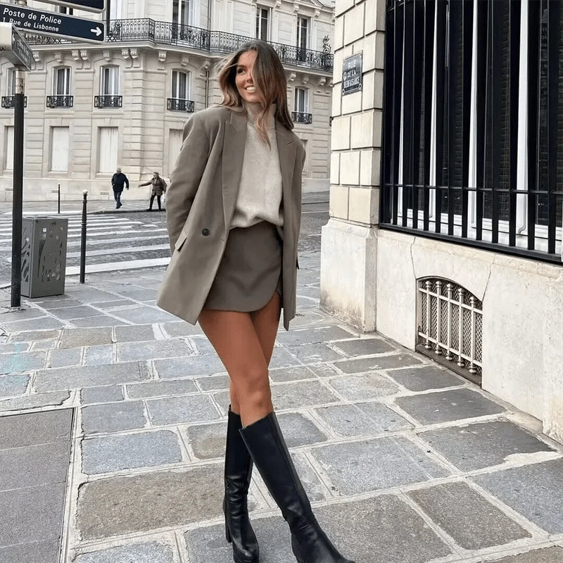 Blazer feminino Casual Suits khaki com saia e bota em ambiente urbano