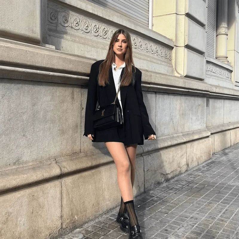 Blazer feminino Casual Suits preto usado com saia e look fashion street style