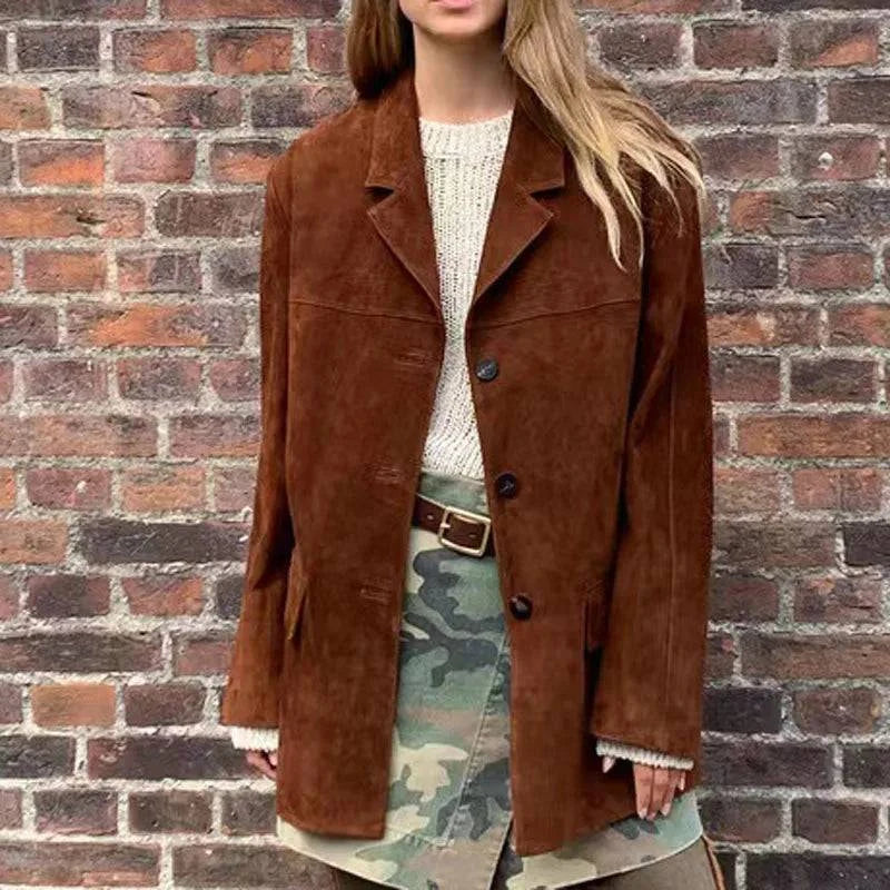 Blazer feminino de pele de carneiro marrom usado por modelo