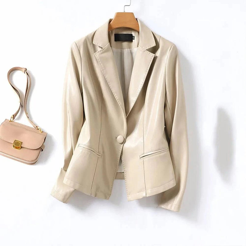 Blazer feminino de couro slim bege elegante acompanhado de bolsa nude
