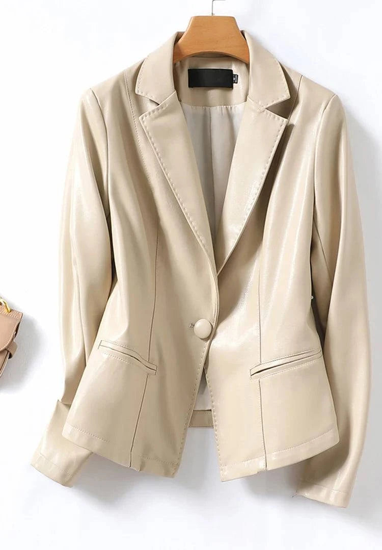 Close frontal de blazer feminino de couro slim bege com bolso e botão forrado