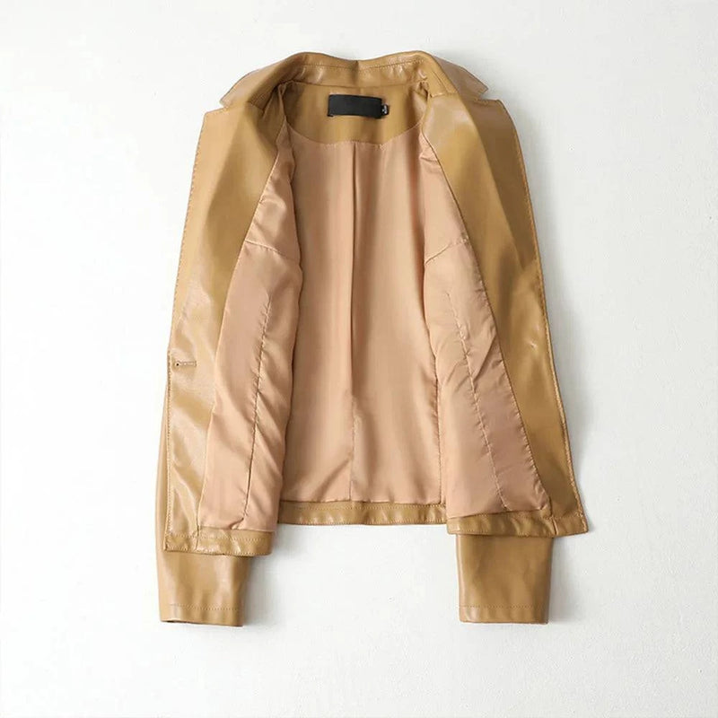Blazer feminino de couro slim bege elegante acompanhado de bolsa nude