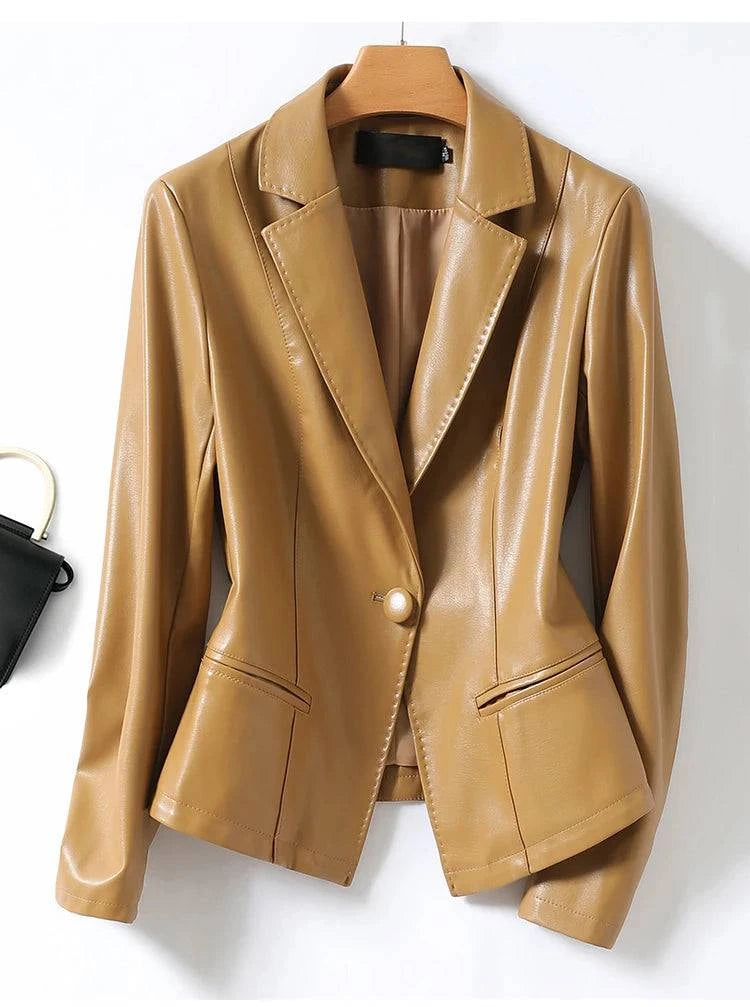Close frontal de blazer feminino de couro slim caramelo com acabamento impecável