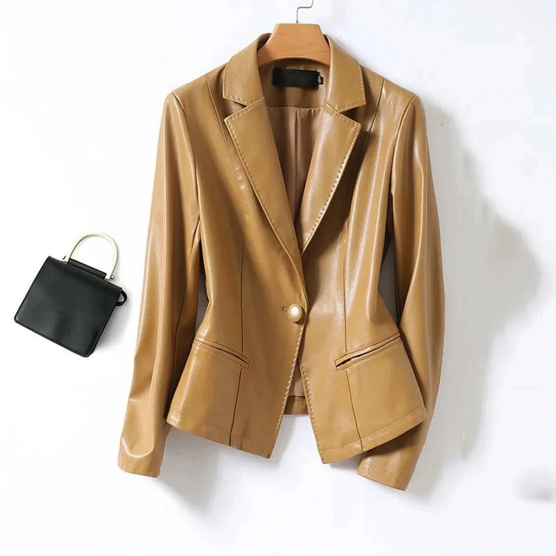Blazer feminino de couro slim caramelo com bolso e botão dourado