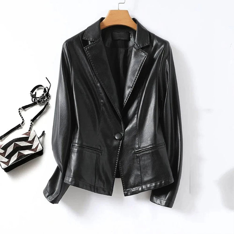 Blazer feminino de couro slim preto elegante com bolsa preta lateral