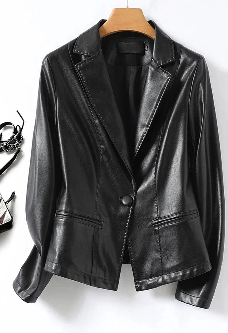 Close frontal de blazer feminino de couro slim preto com brilho sofisticado