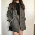 Vista do blazer feminino oversized preto com caimento solto