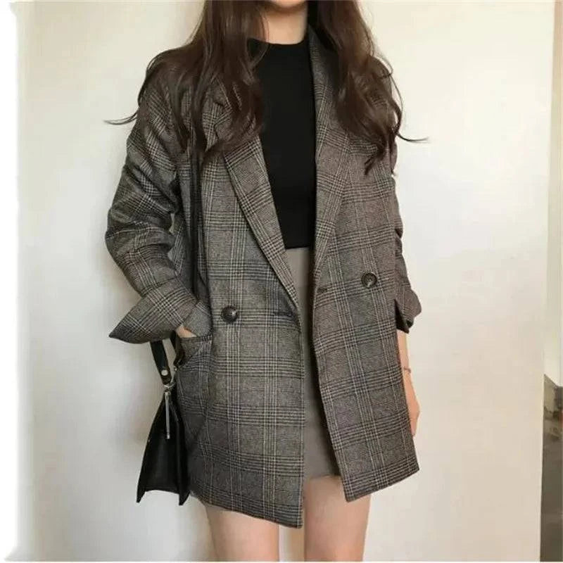 Vista do blazer feminino oversized preto com caimento solto