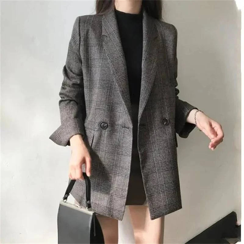 Blazer feminino oversized preto aberto, mostrando forro interno