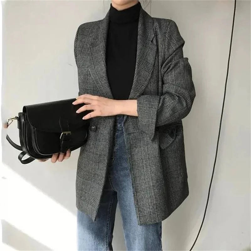 Blazer feminino oversized preto com corte reto e lapelas clássicas