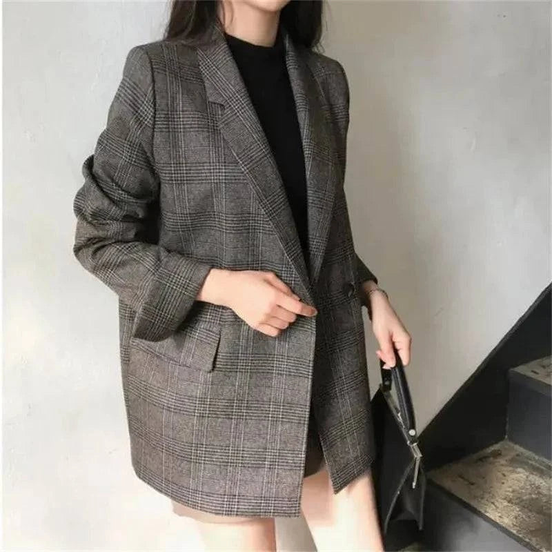 Vista lateral de blazer feminino oversized preto com bolsos frontais
