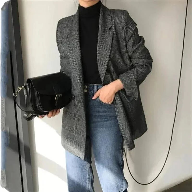 Modelo vestindo blazer feminino oversized preto com calça jeans