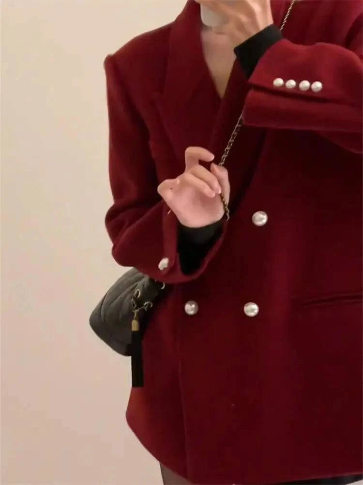 Close no blazer feminino oversized vermelho vinho com botões perolados