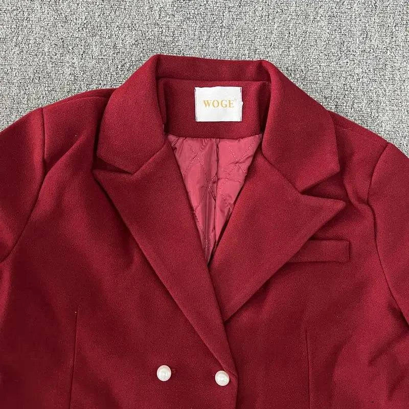 Detalhe da gola do blazer feminino oversized vermelho vinho em fundo cinza