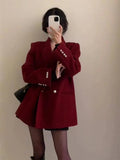 Blazer feminino oversized vermelho vinho com botões perolados em look frontal
