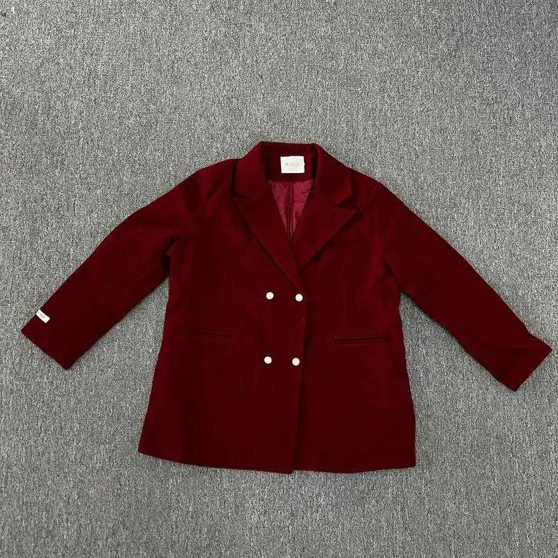 Blazer feminino oversized vermelho vinho fotografado em fundo cinza